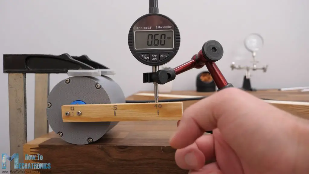 Backlash test - measuring output shaft  displacement